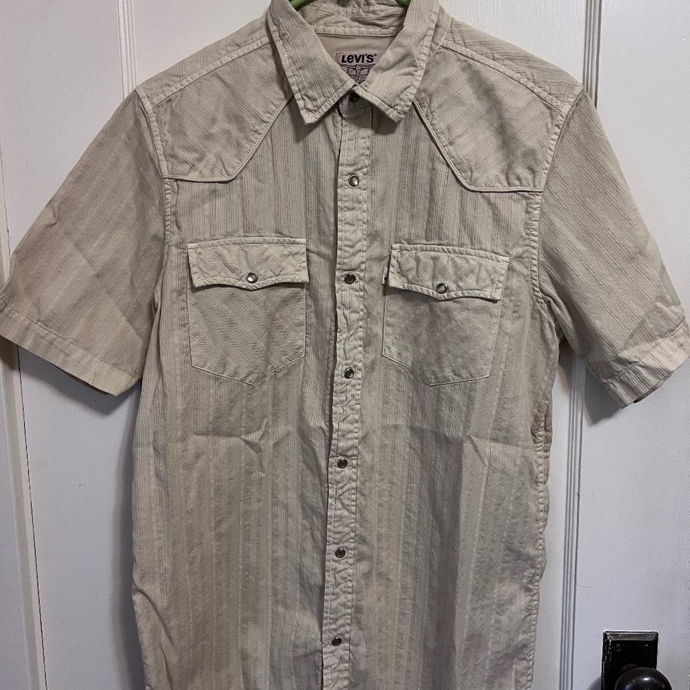LEVI’s Authentic Menswear Size M pearl button up tee